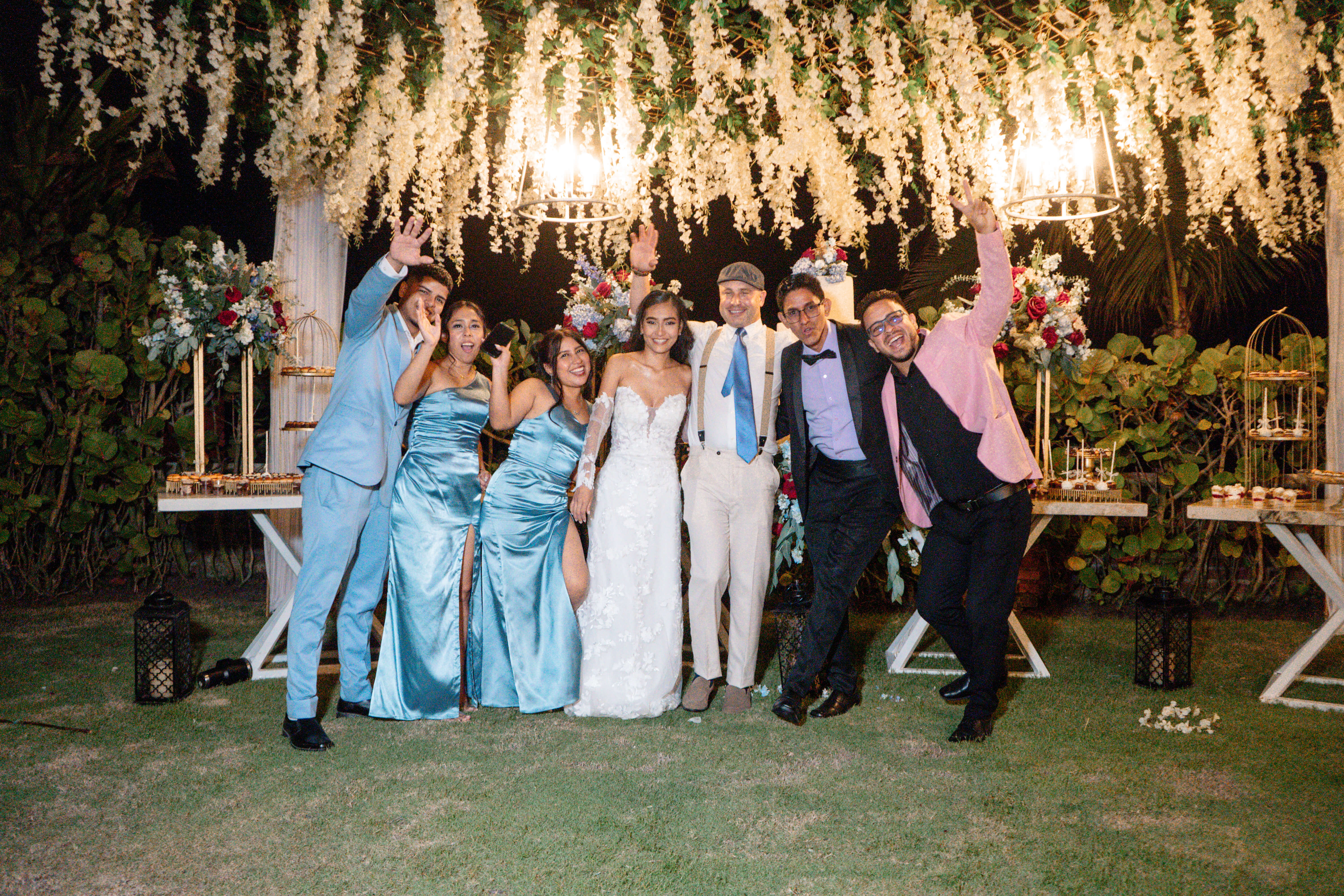 La boda de Mark y Alisson, un día perfecto de amor en la playa de General Villamil Playas con un estilo icónico y vibrante.
